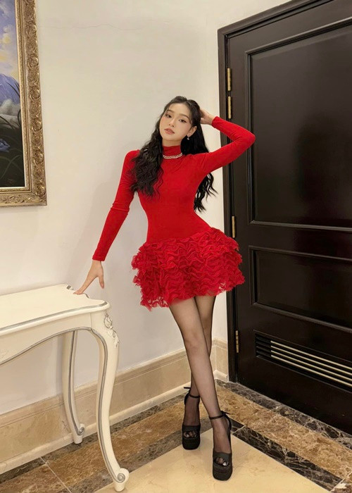 Mới đây, trước nghi vấn phim giả tình thật với Việt Anh, Cù Thị Trà phủ nhận. “Phim đang chiếu nên mình đăng thôi, nếu cứ đăng nhiều là yêu thì chắc mình yêu hết diễn viên mất”, Cù Thị Trà phản hồi thắc mắc của một khán giả khi nữ diễn viên đăng nhiều hình ảnh bên Việt Anh. Ảnh: FB Cù Thị Trà.