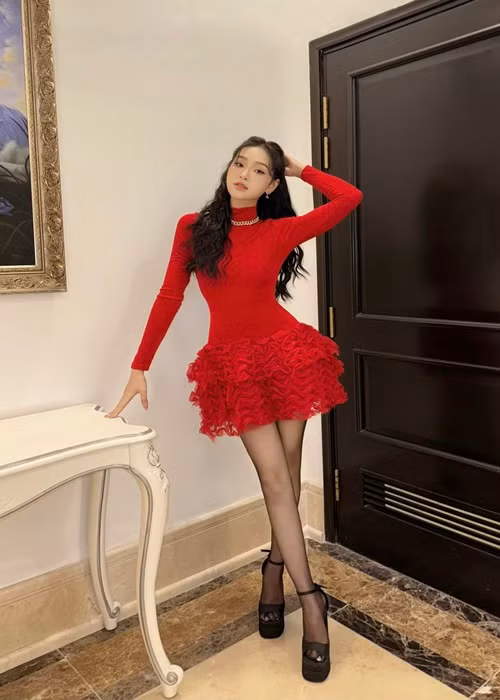 Mới đây, trước nghi vấn phim giả tình thật với Việt Anh, Cù Thị Trà phủ nhận. “Phim đang chiếu nên mình đăng thôi, nếu cứ đăng nhiều là yêu thì chắc mình yêu hết diễn viên mất”, Cù Thị Trà phản hồi thắc mắc của một khán giả khi nữ diễn viên đăng nhiều hình ảnh bên Việt Anh. Ảnh: FB Cù Thị Trà.