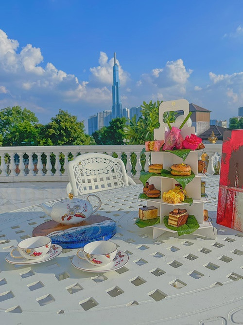 Nàng hậu còn thường xuyên mở tiệc trà chiều ở ban công.