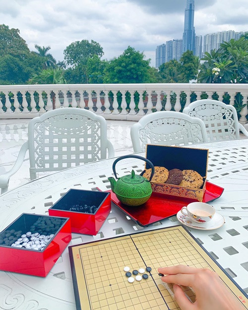 Lan Khuê khoe vừa đánh cờ vây vừa ngắm cảnh từ biệt thự dát vàng.