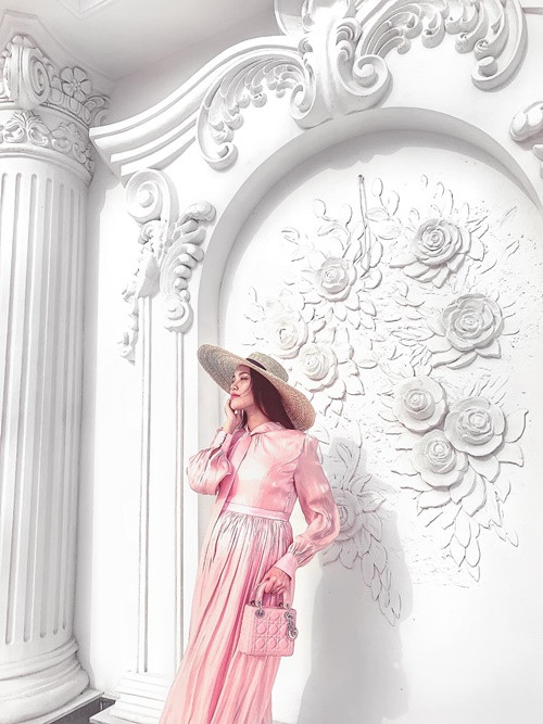 Nơi ở của Lan Khuê mang kiến trúc châu Âu, có nhiều góc để "sống ảo".