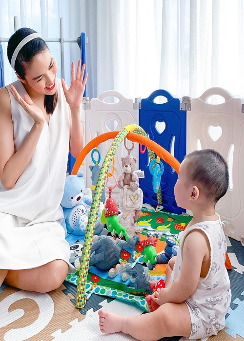 Lan Khuê khéo nấu ăn, chăm sóc con trai.