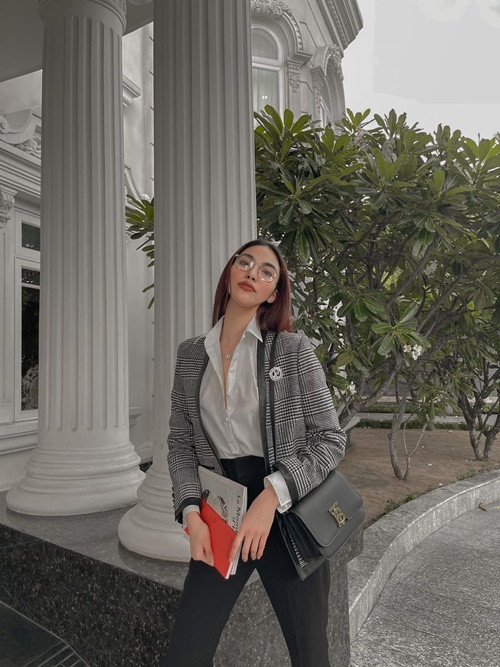 Không ít lần Lan Khuê chia sẻ hình ảnh của mình ở biệt thự.