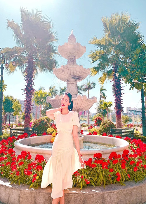 Biệt thự của vợ chồng Lan Khuê luôn ngập tràn hoa tươi.