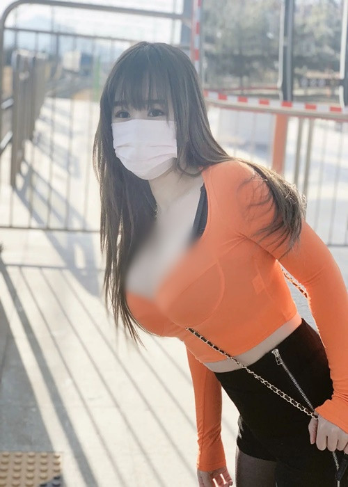 Trang phục của hot girl siêu vòng một được đánh giá thu hút, tôn lên số đo ba vòng gợi cảm.