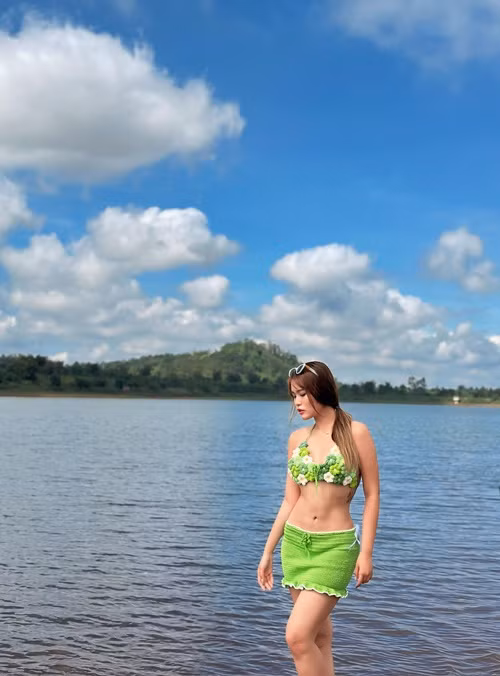 Hình ảnh nóng bỏng của con gái Hoàng Mập thu hút sự chú ý của nhiều cư dân mạng.