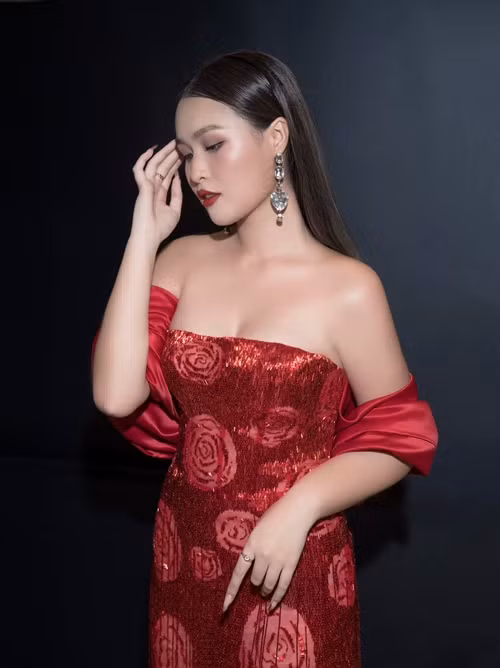 Khánh Trinh cho rằng nhiều người có cái nhìn khắt khe hơn với cô chỉ vì cô đang đứng dưới cái bóng quá lớn của cha. Bởi vậy, cô cảm thấy áp lực với tên gọi "con gái nghệ sĩ Hoàng Mập".