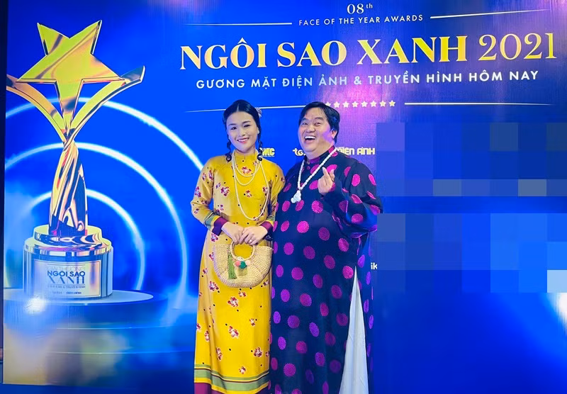 Khánh Trinh luôn được cha cưng chiều. "Tôi vẫn thường nói với con là: Con gái ra ngoài xã hội phải xinh đẹp. Ba có thể lo cho con hết. Ba là đại gia của con. Muốn gì, cần gì chỉ cần nói ba", Hoàng Mập chia sẻ trong cuộc phỏng vấn với Người Đưa Tin.