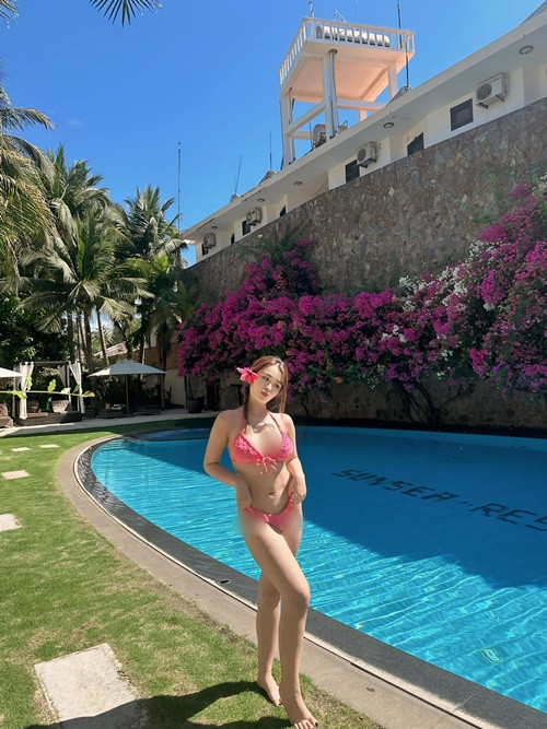 Con gái Hoàng Mập diện trang phục áo tắm khoe vóc dáng gợi cảm.