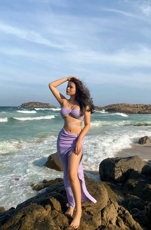 Khánh Trinh ngày càng mặc táo bạo sau khi bước chân vào showbiz.