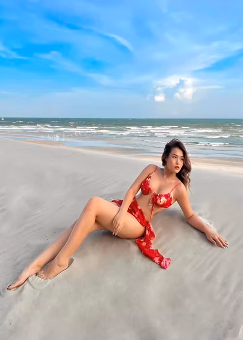 Khánh Trinh chăm đăng hình ảnh diện bikini.