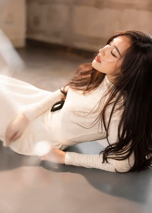 Cô chia sẻ thêm: “Anh à, nếu lúc sống anh đã không thể hạnh phúc, vậy thì ở thế giới bên kia nhất định phải thật vui để chờ em. Cầu Chúa cho khi con gặp lại anh ấy dù lúc đó con già khọm răng móm thì Chúa vẫn hoá phép cho con trở lại tuổi 17 - cái ngày đầu tiên bọn con gặp nhau”. Ảnh: FB Mai Phương Thúy.