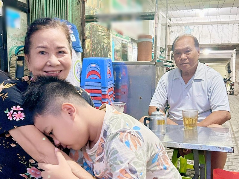 Huỳnh Đông chia sẻ khoảnh khắc con trai không muốn rời xa ông bà nội. Ảnh: FB Huỳnh Đông.