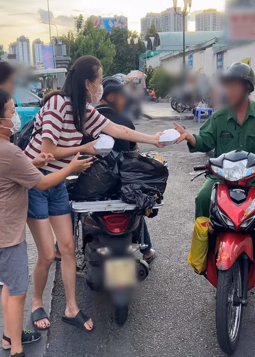 Con trai Ái Châu được bố mẹ dẫn đi làm từ thiện trong tháng 7.