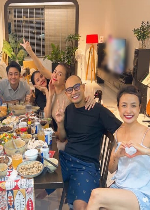 Trong 2 tháng ở Việt Nam, vợ chồng Huỳnh Đông thường xuyên gặp gỡ đồng nghiệp thân thiết. Ảnh: FB Ái Châu.