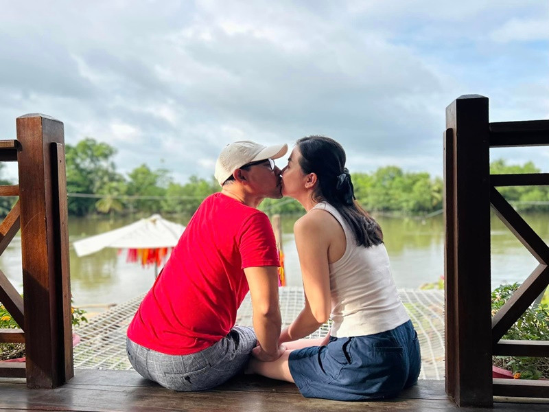 Cặp đôi tình tứ khi đưa gia đình hai bên đi nghỉ dưỡng. Ảnh: FB Ái Châu.