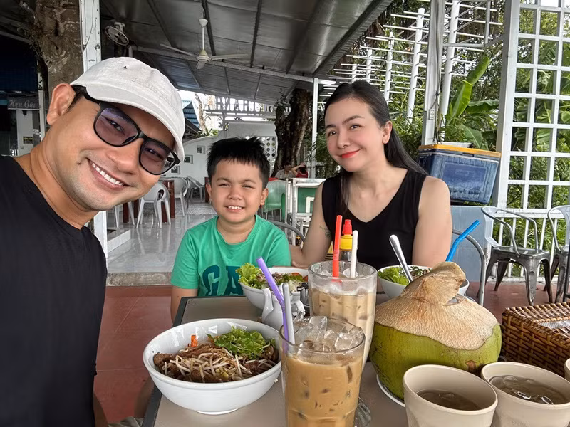 Vợ chồng Ái Châu về nước vào dịp con trai được nghỉ hè.