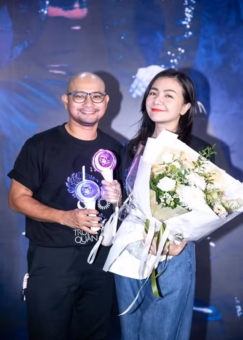 Ái Châu và Huỳnh Đông đi xem show của Trung Quân Idol. Ảnh: FB Ái Châu.