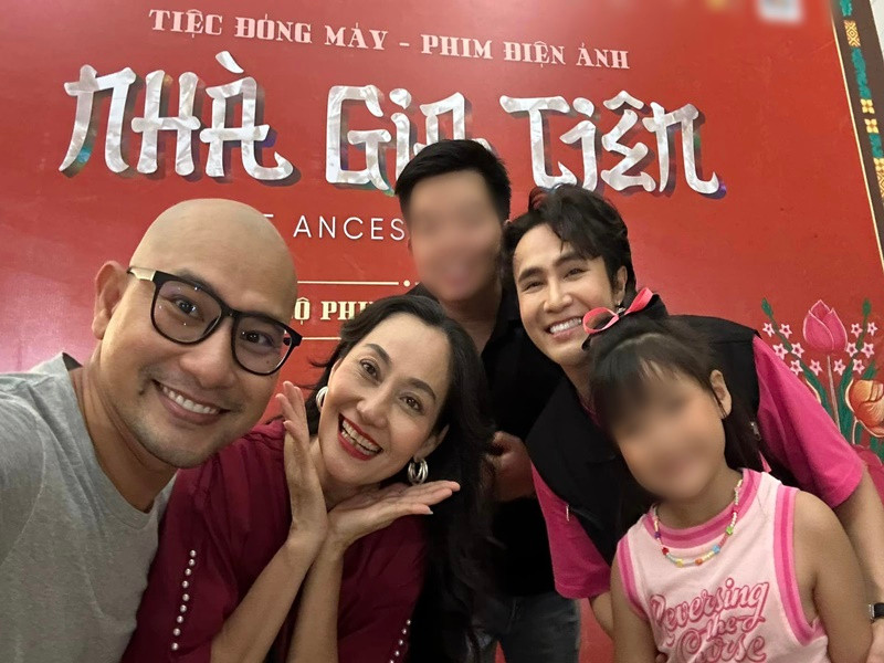 Nam diễn viên chia sẻ hình ảnh tiệc đóng máy phim Nhà gia tiên. Ảnh: FB Huỳnh Đông.