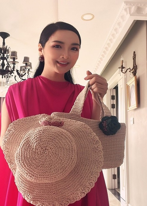 Hoa hậu đền Hùng tự đan mũ và túi cho một chuyến đi.