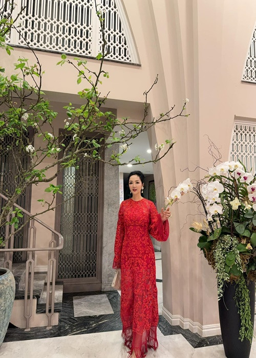 Người đẹp sống thảnh thơi trong biệt thự.