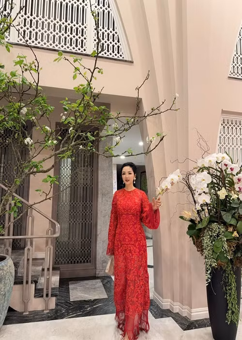 Người đẹp sống thảnh thơi trong biệt thự.