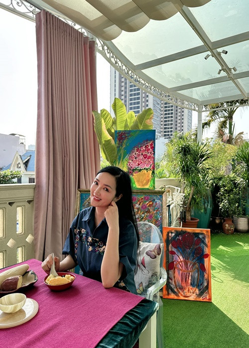 Giáng My khoe những bữa ăn sáng đơn giản ở ban công.