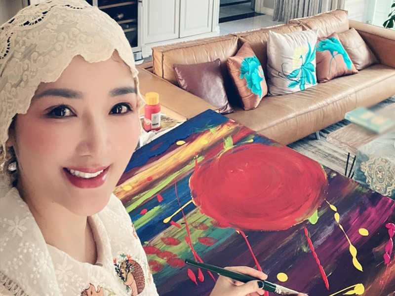 Giáng My vẽ tranh, đan lát khi rảnh rỗi.