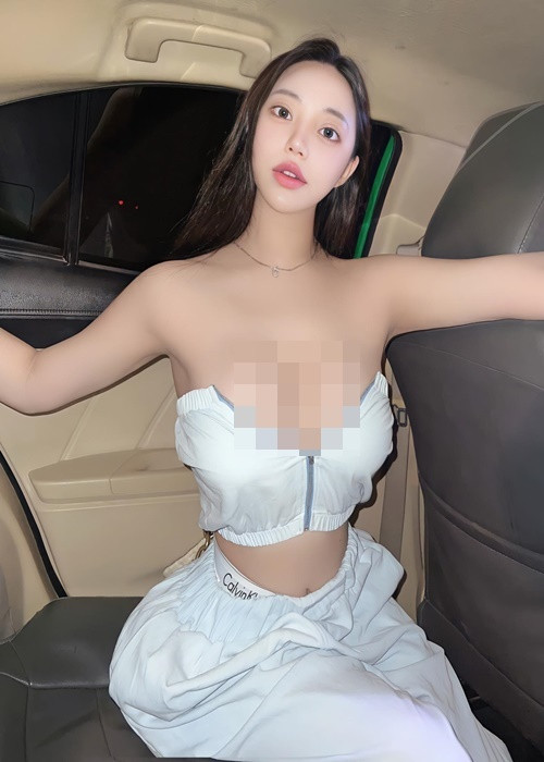 Thân hình của hot girl người Hàn Quốc chuẩn đồng hồ cát với vòng một "khủng", eo thon, vòng ba căng đầy.