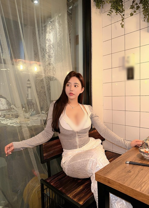 Một số người đặt nghi vấn gương mặt lẫn vóc dáng của Diamant Ete đều đã qua "dao kéo".