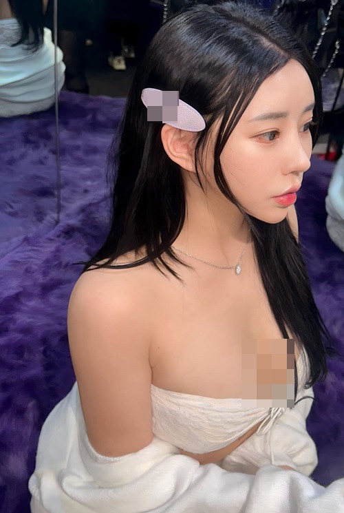 Tự tin vào vóc dáng nóng bỏng, Diamant Ete chẳng ngần ngại mặc trang phục táo bạo.