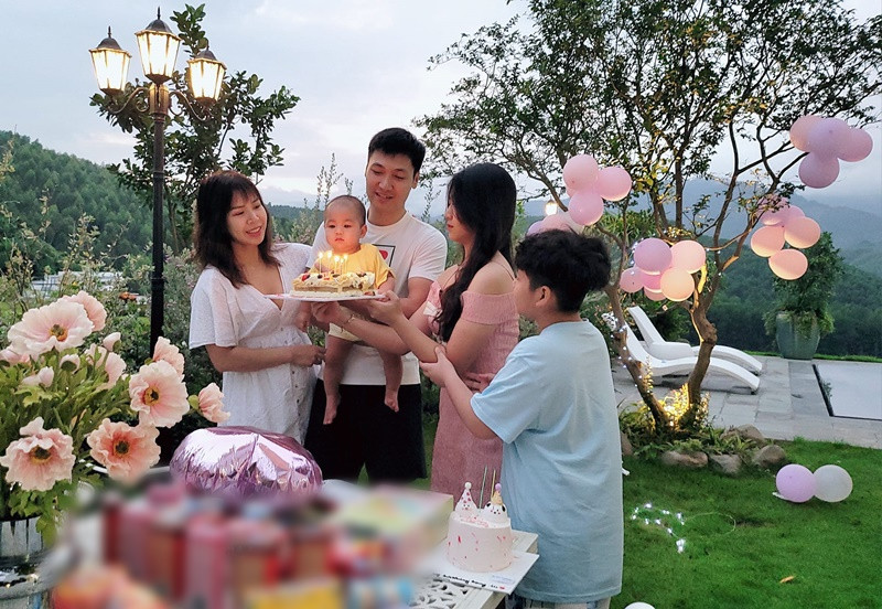 Mạnh Trường khoe ảnh sinh nhật của con gái đầu lòng ở biệt thự.