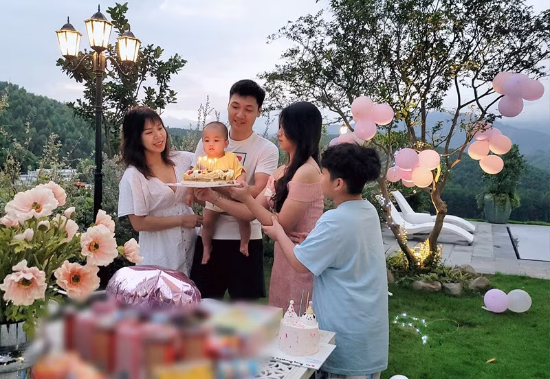 Mạnh Trường khoe ảnh sinh nhật của con gái đầu lòng ở biệt thự.