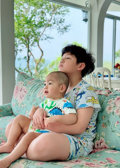 Con trai út của Mạnh Trường rất kháu khỉnh.