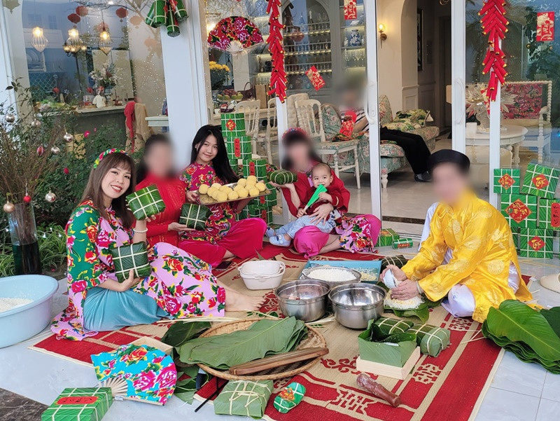 Dịp Tết Nguyên đán 2024, gia đình Mạnh Trường gói bánh chưng tại nhà.