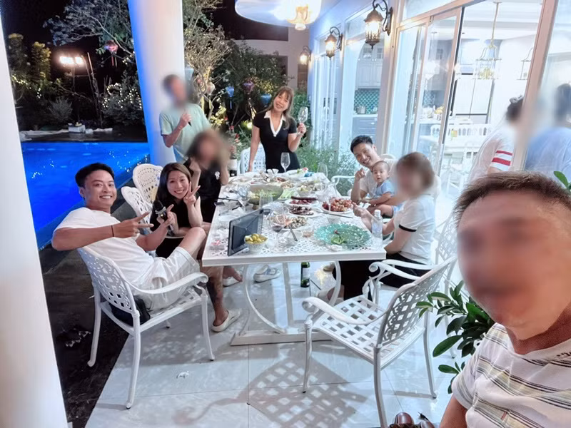 Mạnh Trường thường mời bạn bè về biệt thự ăn uống. Trong ảnh, vợ chồng diễn viên Hồng Đăng góp mặt trong một bữa tiệc của vợ chồng Mạnh Trường.