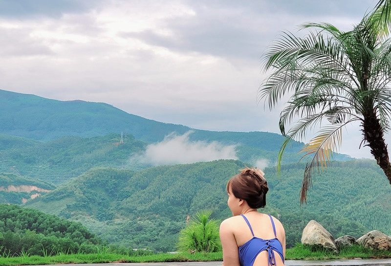 Phương Phạm - vợ Mạnh Trường khoe ảnh ngắm cảnh núi non trong lúc bơi.