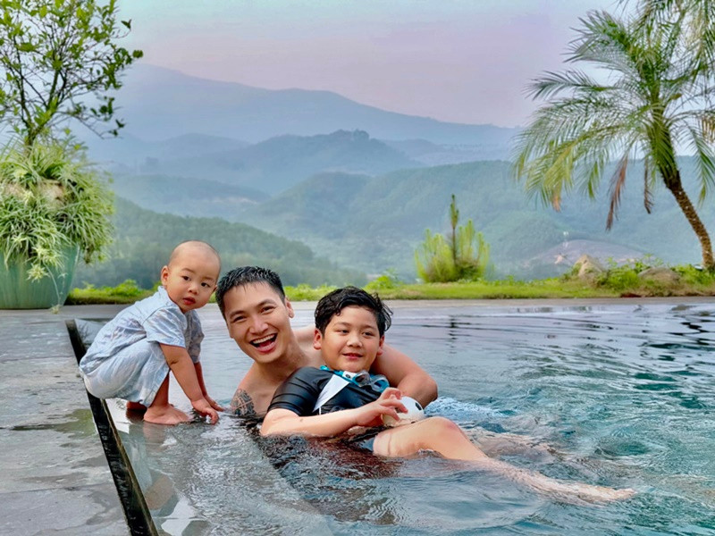 Nam diễn viên cùng vợ con có thể bơi thỏa thích trong bể bơi ngoài trời trong biệt thự.