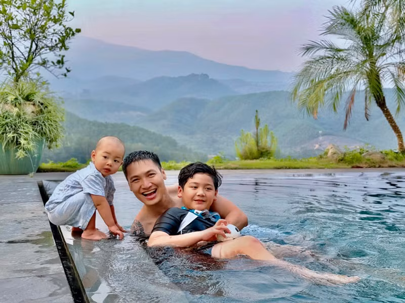 Nam diễn viên cùng vợ con có thể bơi thỏa thích trong bể bơi ngoài trời trong biệt thự.