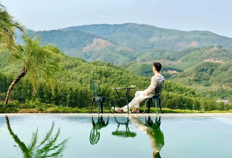 Mạnh Trường tìm niềm vui, sự thảnh thơi trong biệt thự view núi.