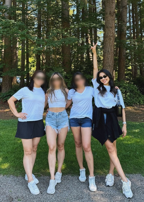 Cách đây ít ngày, người đẹp đăng ảnh mặc trẻ trung, năng động bên bạn bè.