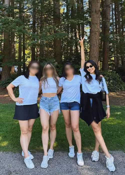 Cách đây ít ngày, người đẹp đăng ảnh mặc trẻ trung, năng động bên bạn bè.