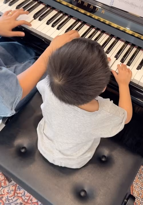 Các con của Tăng Thanh Hà đều yêu thích nghệ thuật như đàn hát, vẽ tranh.