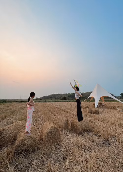 Sinh ra đã "ngậm thìa vàng" nhưng các con của Tăng Thanh Hà có cuộc sống giản dị, bình thường như bao đứa trẻ khác. Trong ảnh, Hà Tăng đưa con gái đi thả diều ở cánh đồng.