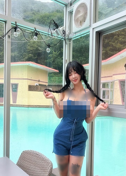 Hot girl xăm kín người hớ hênh vòng một vì mặc trang phục kiểu yếm.