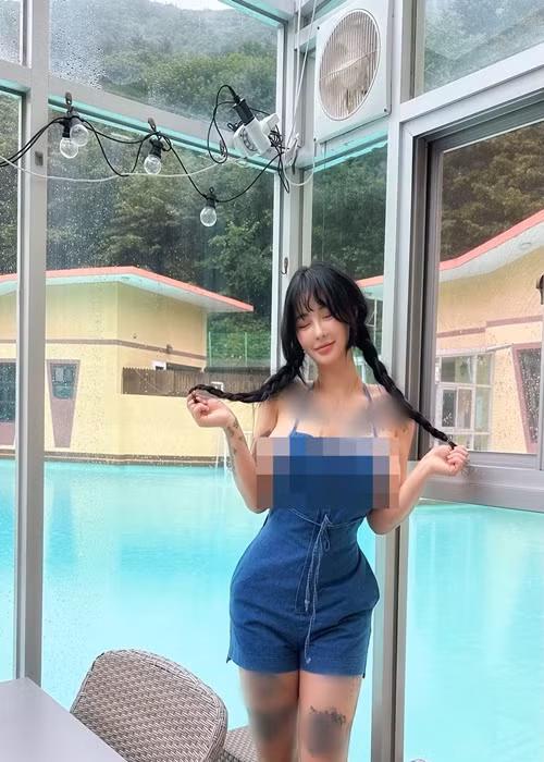 Hot girl xăm kín người hớ hênh vòng một vì mặc trang phục kiểu yếm.