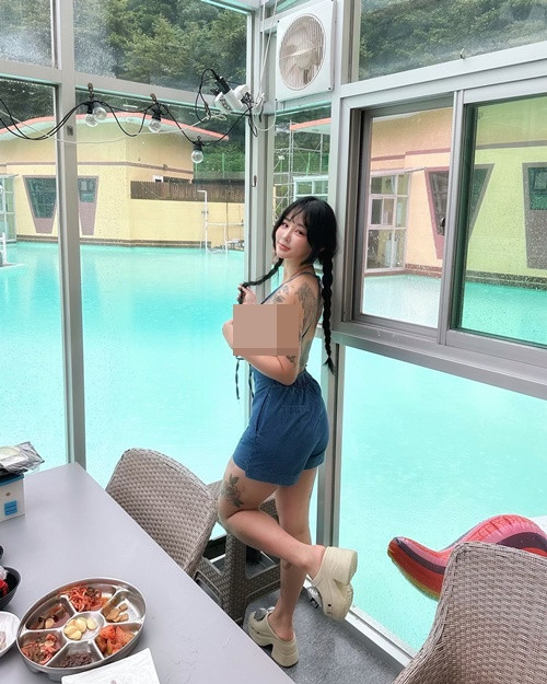 Váy áo kiểu yếm không phải là trang phục hoàn hảo dành cho các cô gái có vòng một ngoại cỡ như Jeon Bo Yeon.