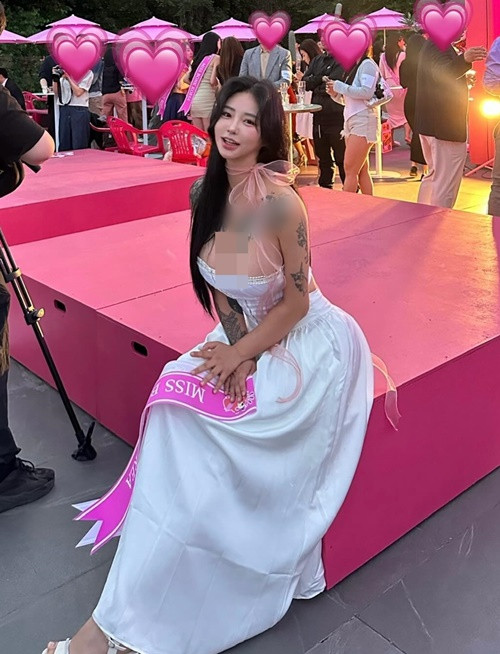 Jeon Bo Yeon mặc váy áo bó sát khiến vòng một "nặng trĩu" như sắp "trào ra".