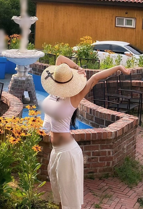 Hot girl sinh năm 1999 không ngại khoe những hình xăm “khủng”.