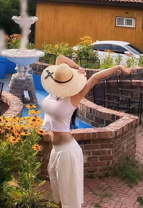 Hot girl sinh năm 1999 không ngại khoe những hình xăm “khủng”.